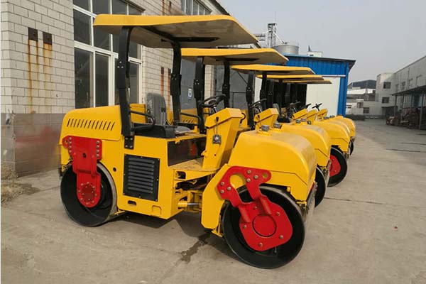 <a href='http://m.huazhufu.com' target='_blank'>壓路機(jī)</a>