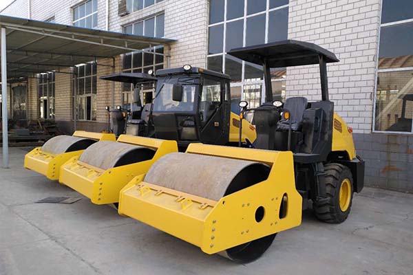 <a href='http://m.huazhufu.com' target='_blank'>壓路機(jī)</a>廠家