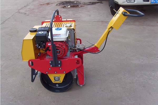 小型<a href='http://m.huazhufu.com' target='_blank'>壓路機(jī)</a> 小型<a href='http://m.huazhufu.com' target='_blank'>壓路機(jī)</a>